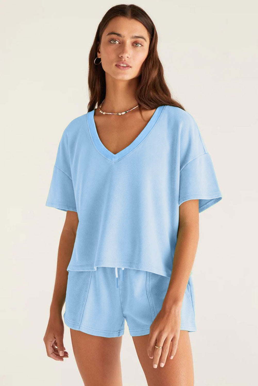 Conjunto de camiseta Myosotis con cuello en V y hombros caídos, y shorts con cintura elástica y cordón de retazos