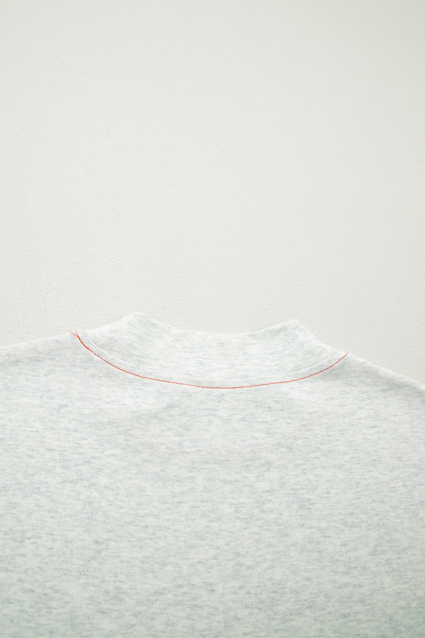 Camiseta reversible gris claro con costuras en contraste