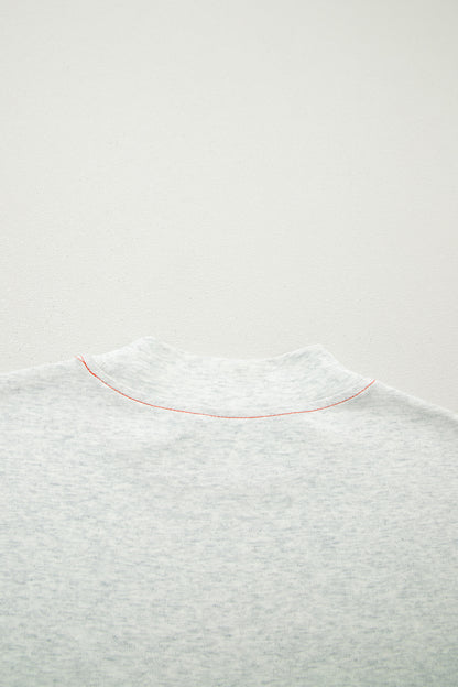 Camiseta reversible gris claro con costuras en contraste