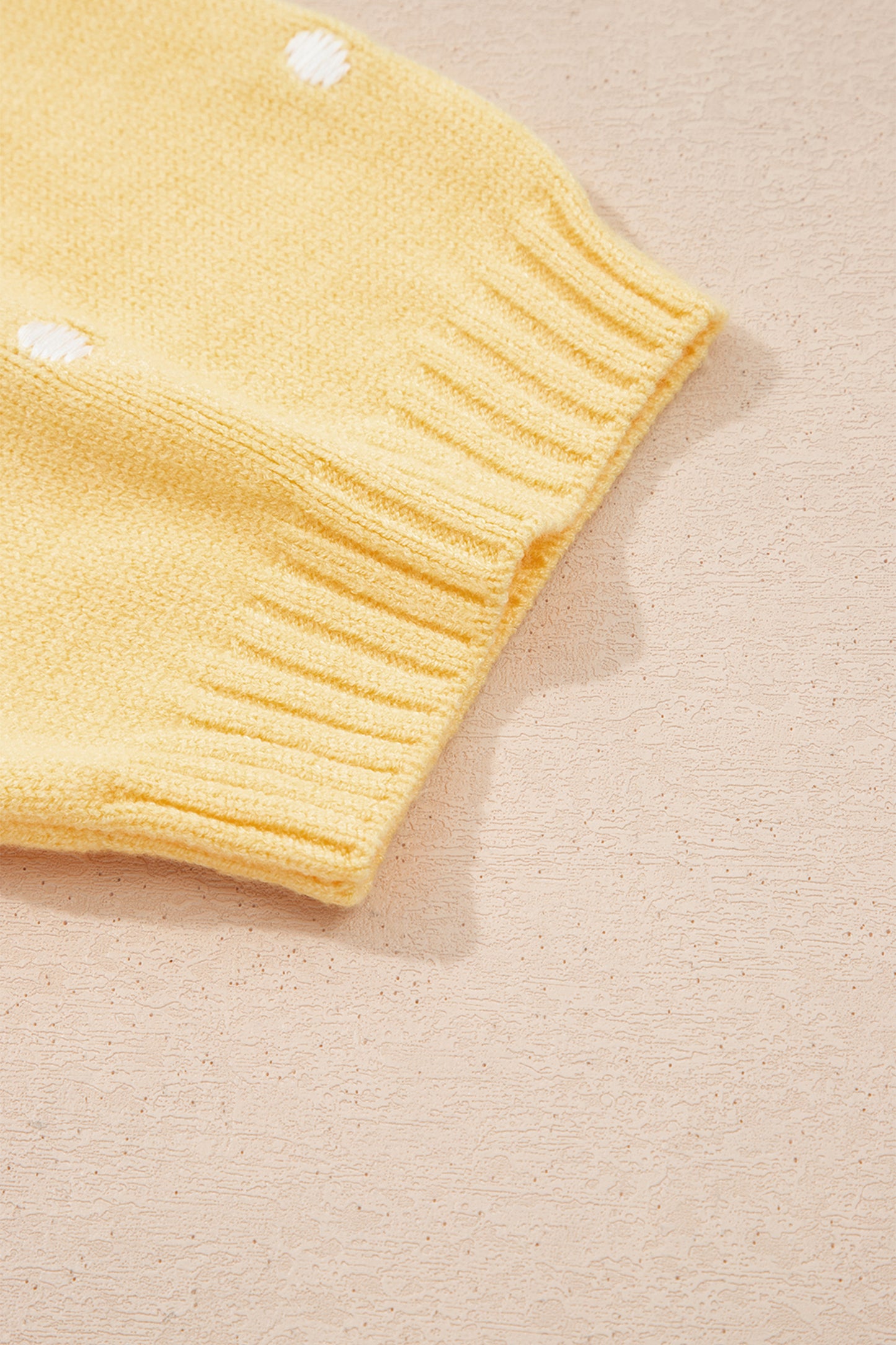 Suéter amarillo crema elegante de manga corta abullonada con lunares