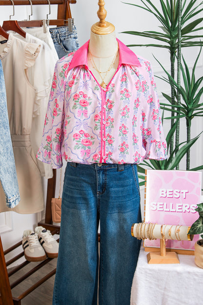 Camisa de media manga con cuello y volantes, con estampado floral morado