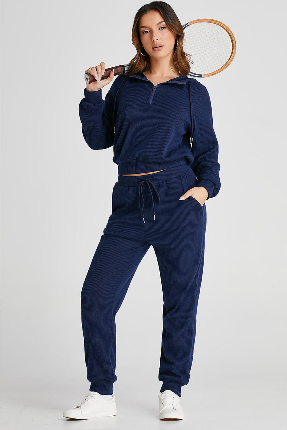 Conjunto de sudadera corta con capucha de punto acanalado y joggers con cordón azul marino