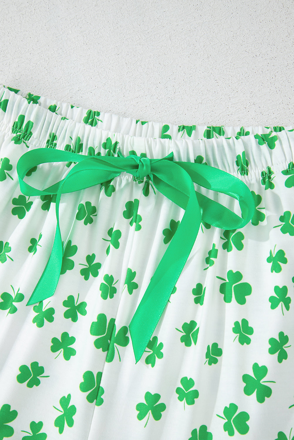 Conjunto de pijama de manga corta con estampado de trébol verde y pantalón corto con volantes