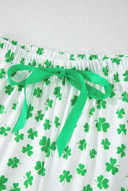 Conjunto de pijama de manga corta con estampado de trébol verde y pantalón corto con volantes