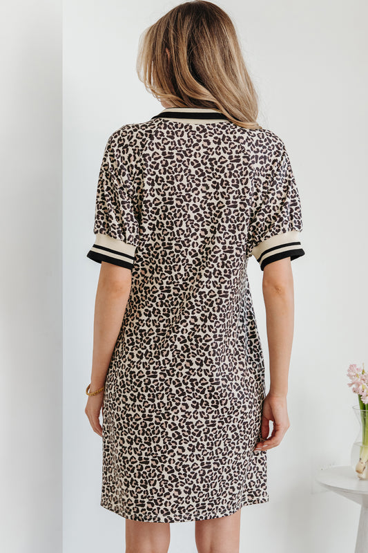 Minivestido con cremallera en el cuello, estampado de leopardo caqui, y retales de cinta a rayas