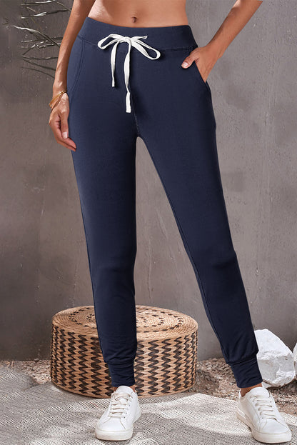 Pantalones deportivos azul marino con cordón ajustable en la cintura elástica y bolsillos