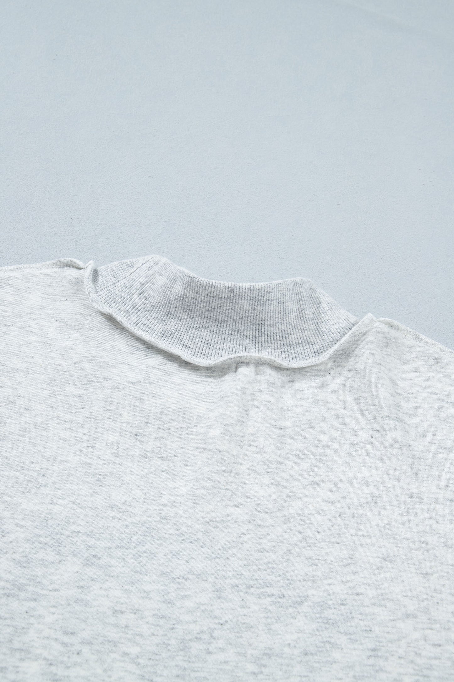 Sudadera gris claro con cuello simulado y gráfico reversible de EE. UU./América