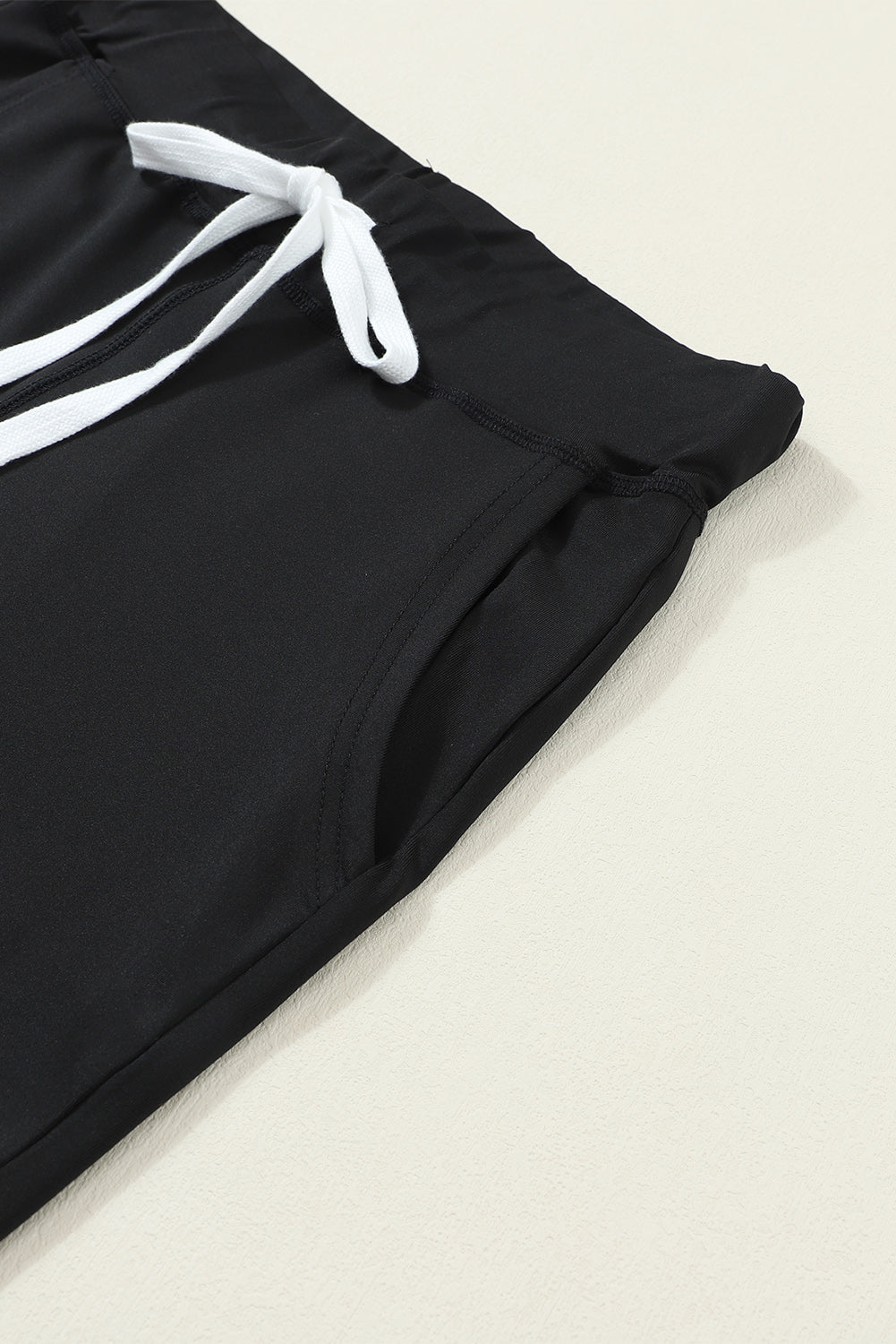 Pantalones jogger negros con cordón, cintura elástica y bolsillos