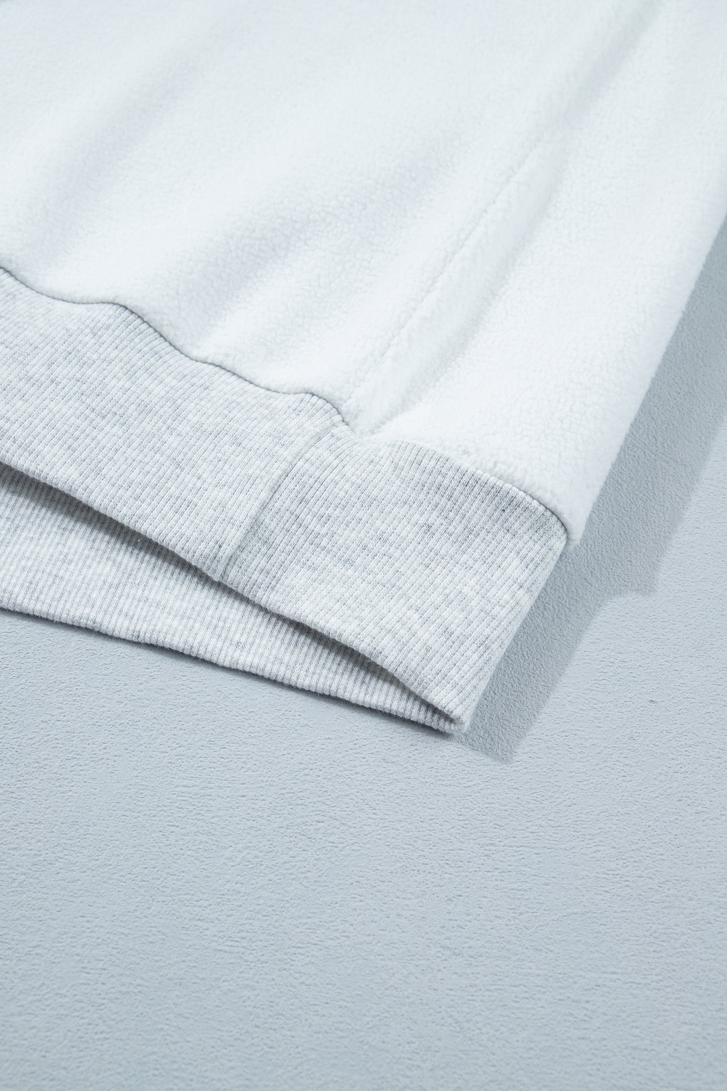 Sudadera gris claro con cuello simulado y gráfico reversible de EE. UU./América