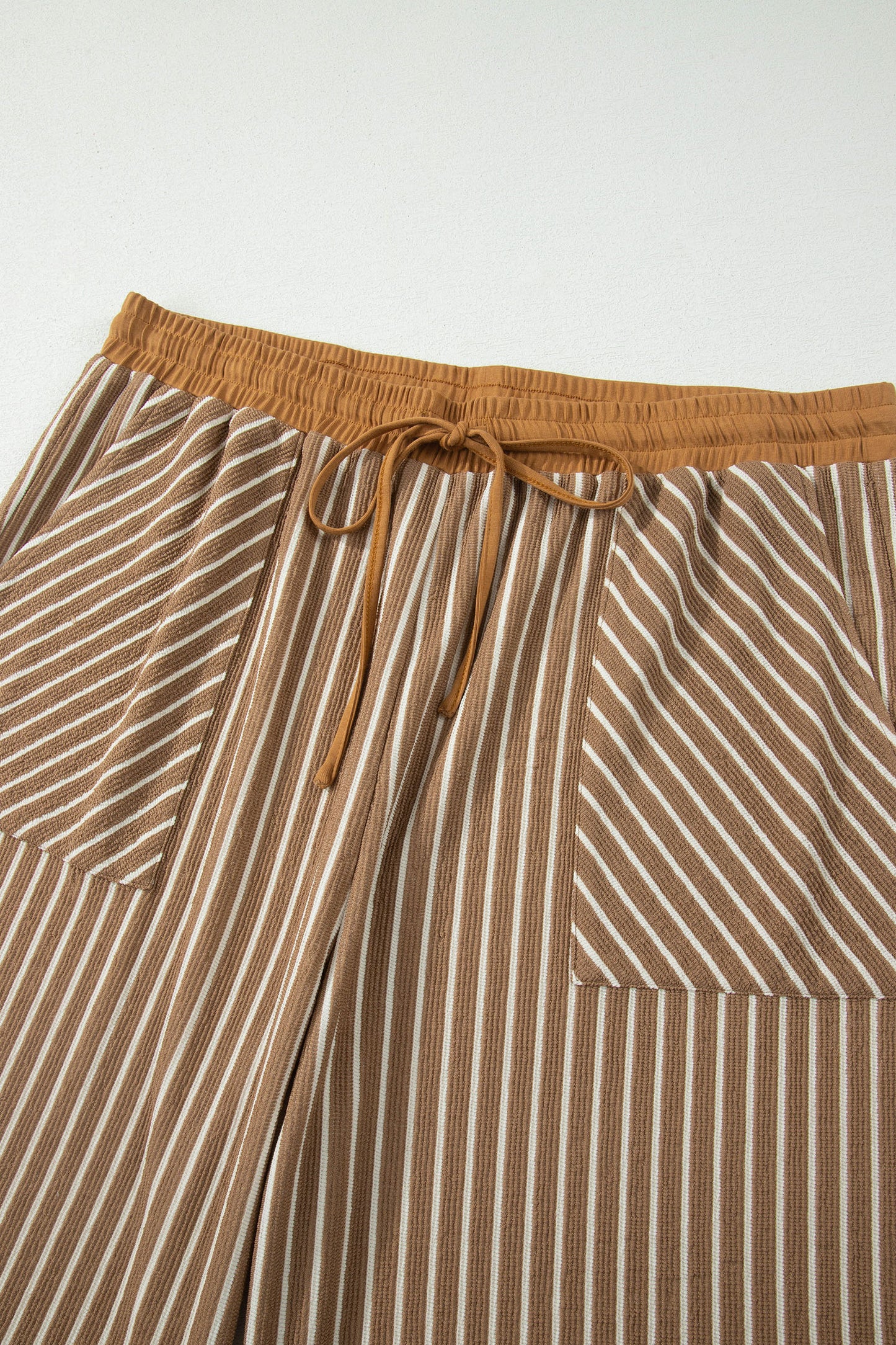 Conjunto de descanso de talla grande a rayas caqui con bloques de color y bolsillos
