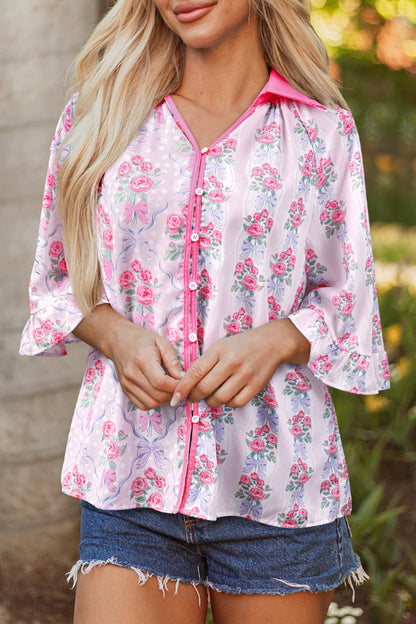 Camisa de media manga con cuello y volantes, con estampado floral morado