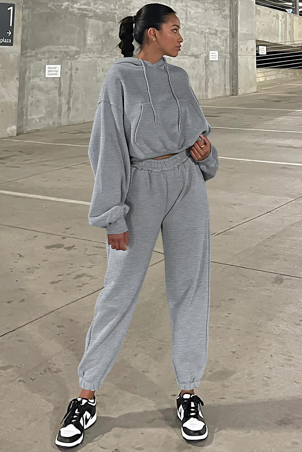 Conjunto deportivo de sudadera con capucha de hombros caídos y joggers, color gris liso