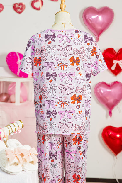 Pijama de pantalón corto con botones, lazos diversos, estampado y ribete en contraste en color rosa