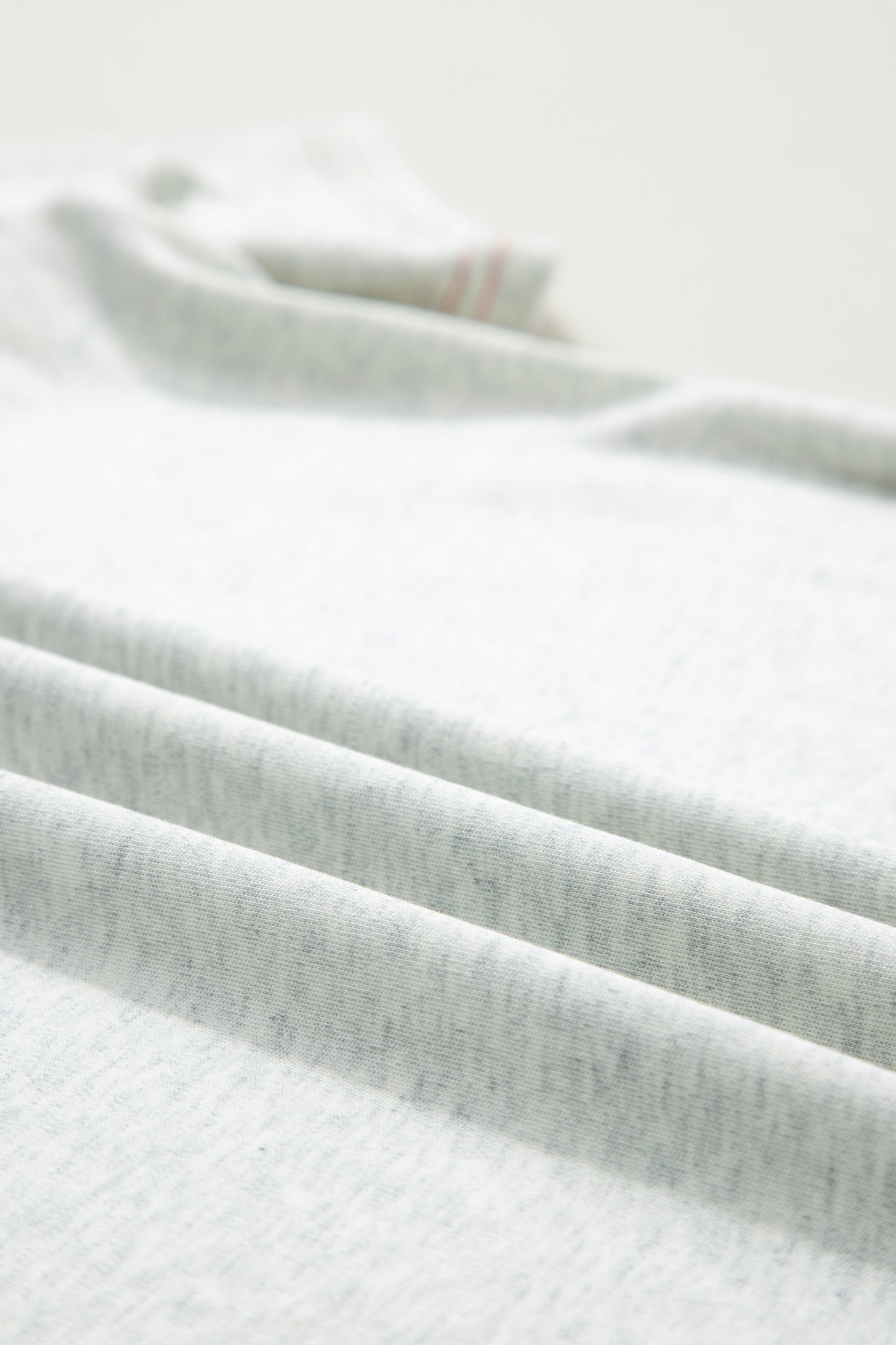 Camiseta reversible gris claro con costuras en contraste