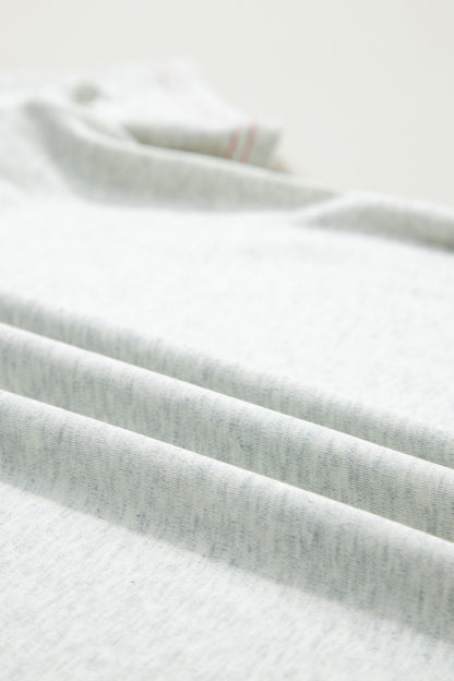 Camiseta reversible gris claro con costuras en contraste
