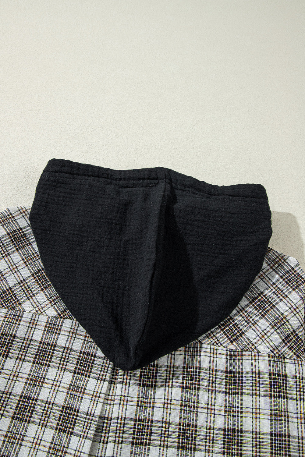Camisa Chaqueta con Capucha, Estampado a Cuadros Negros, Corte Holgado y Botones