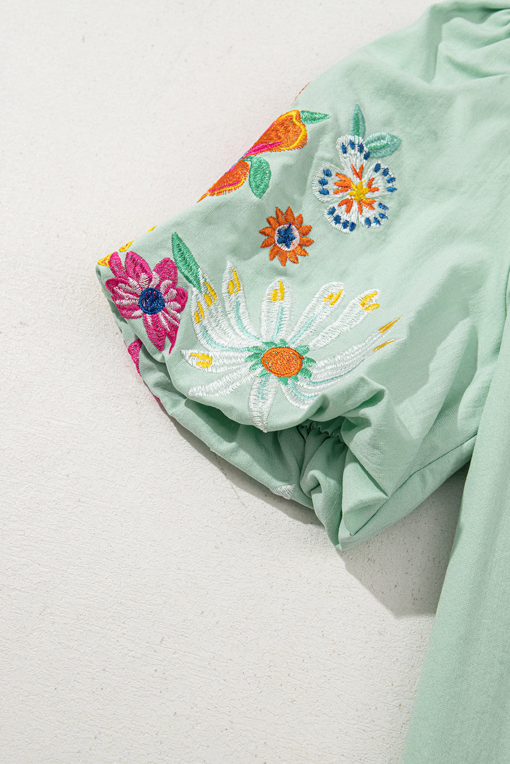 Blusa con mangas abullonadas y cuello dividido Clearly Aqua con bordado floral