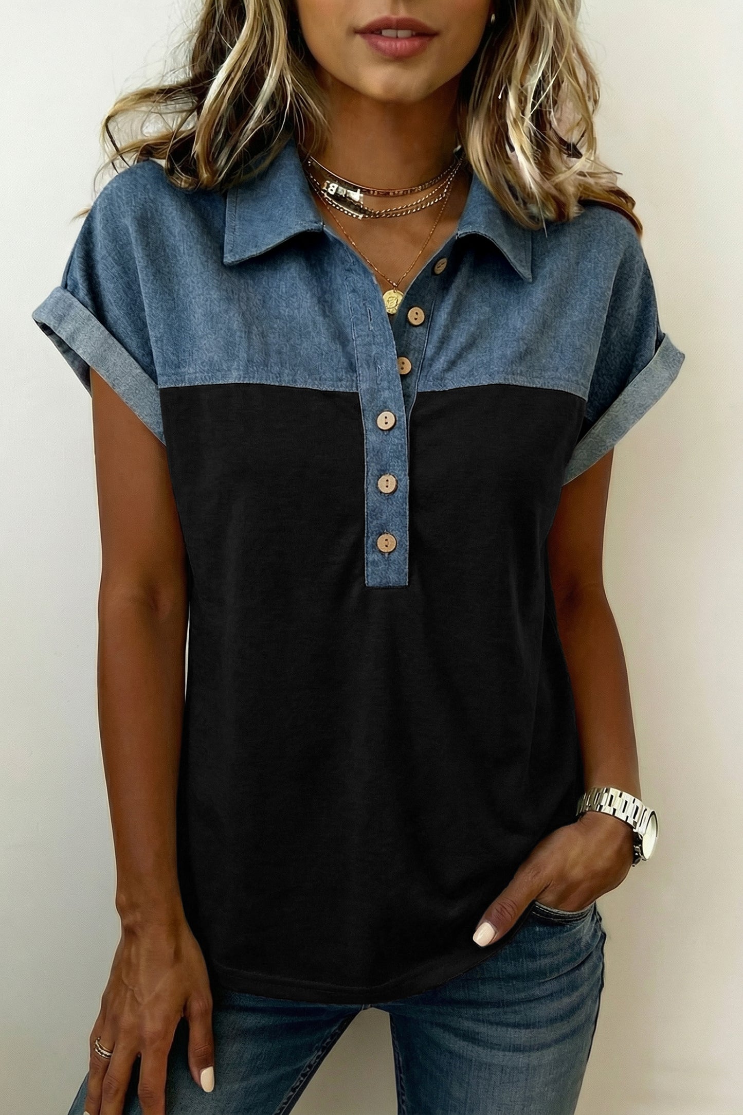 Top de manga corta con cuello polo, patchwork de mezclilla en bloques de color negro y botones
