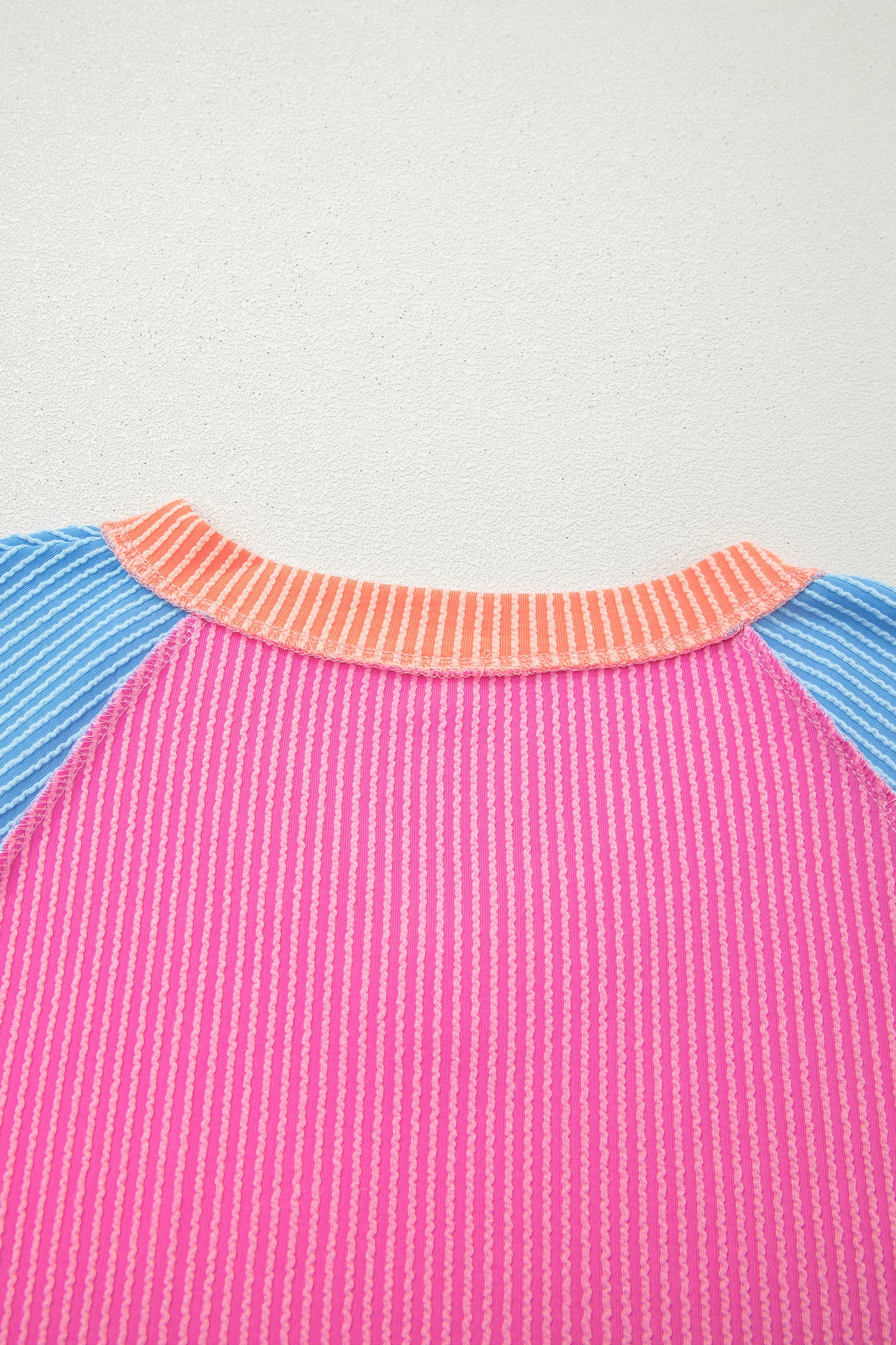 Camiseta de canalé retorcido con bloques de color rojo rosa
