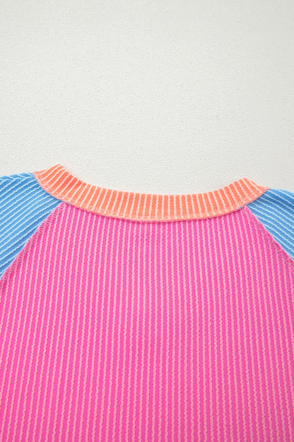 Camiseta de canalé retorcido con bloques de color rojo rosa