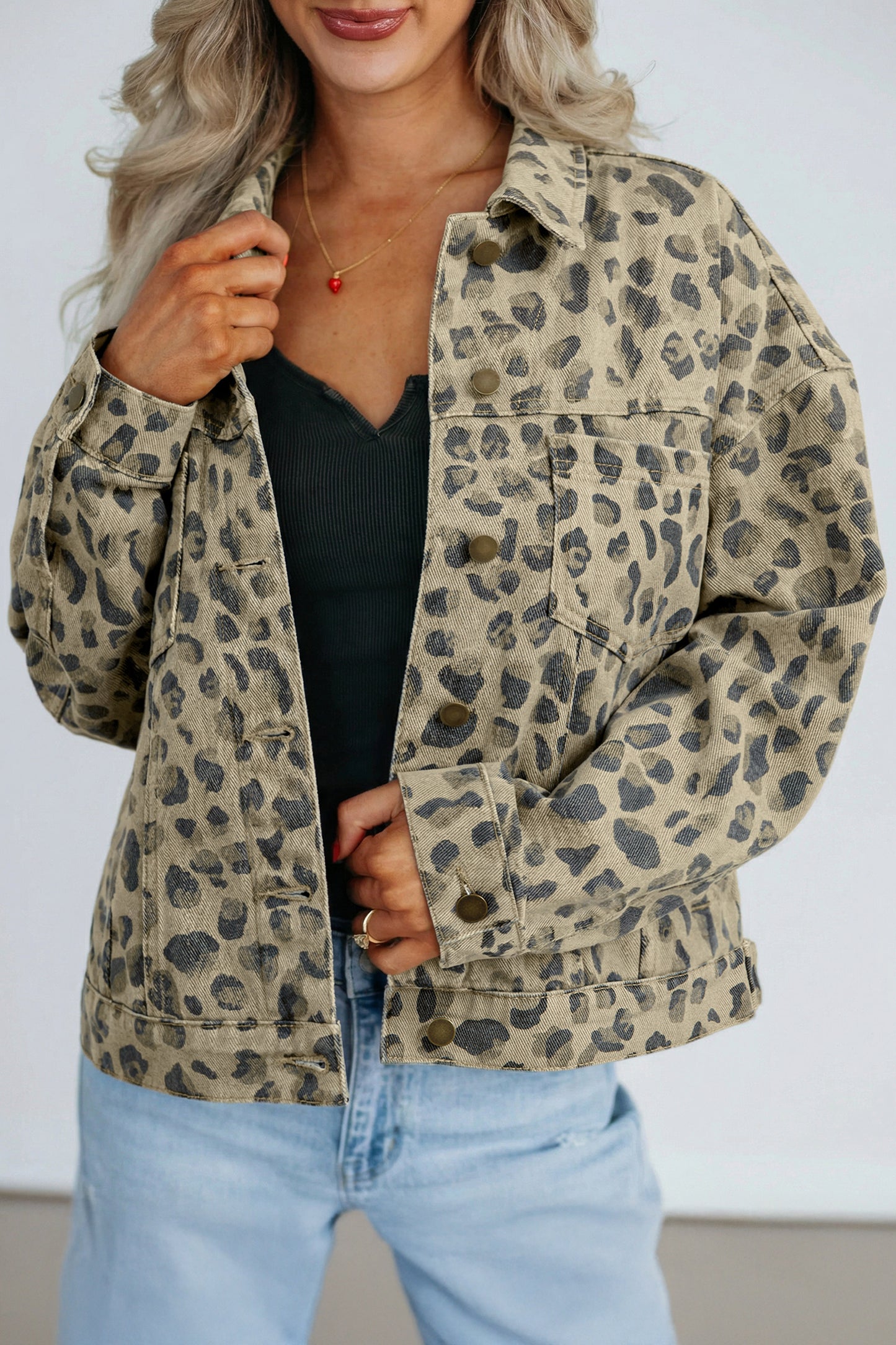 Chaqueta vaquera color caqui con estampado retro de leopardo y detalles de costura con botones
