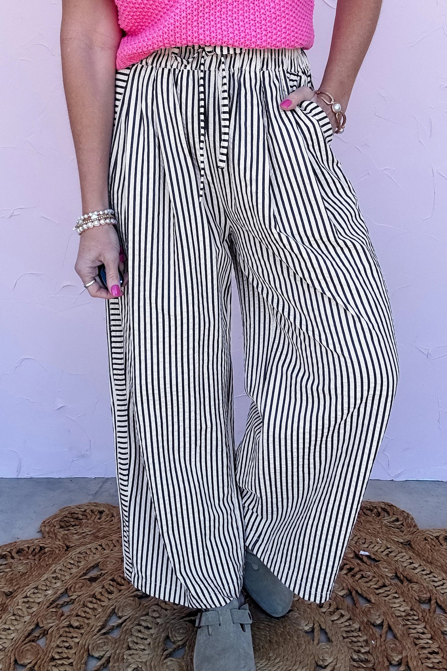 Pantalones casuales negros de pernera ancha con raya