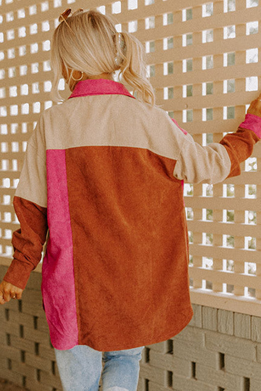 Chaqueta de pana con bolsillo y bajo curvo en bloques de color rojo rosa