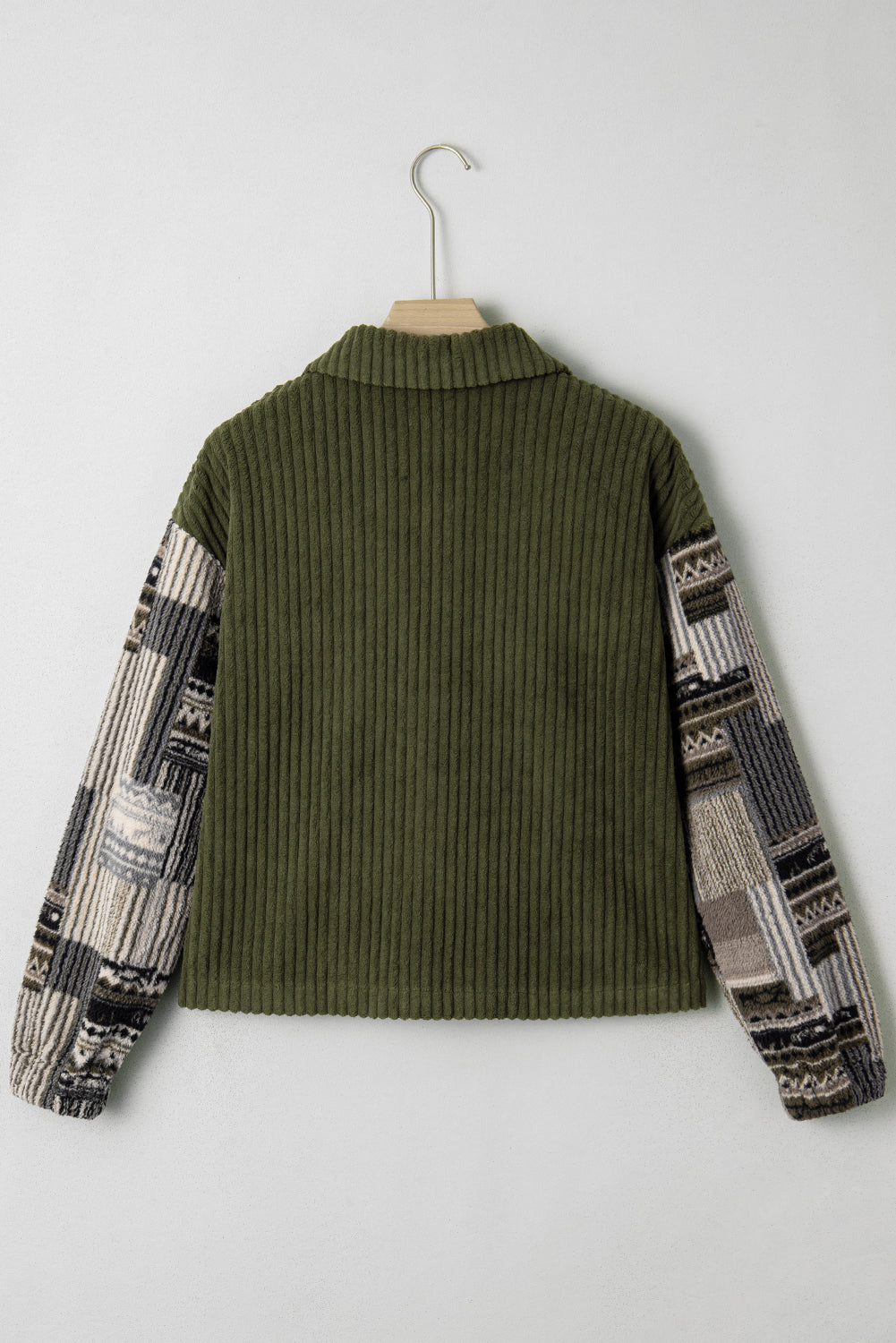 Chaqueta abotonada de vellón acanalado verde selva con estampado a cuadros y retazos