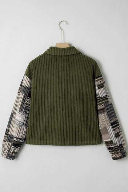Chaqueta abotonada de vellón acanalado verde selva con estampado a cuadros y retazos