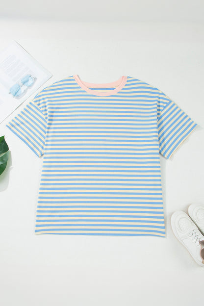 Camiseta de talla grande con rayas celestes, hombros caídos y ribete en contraste con cuello redondo