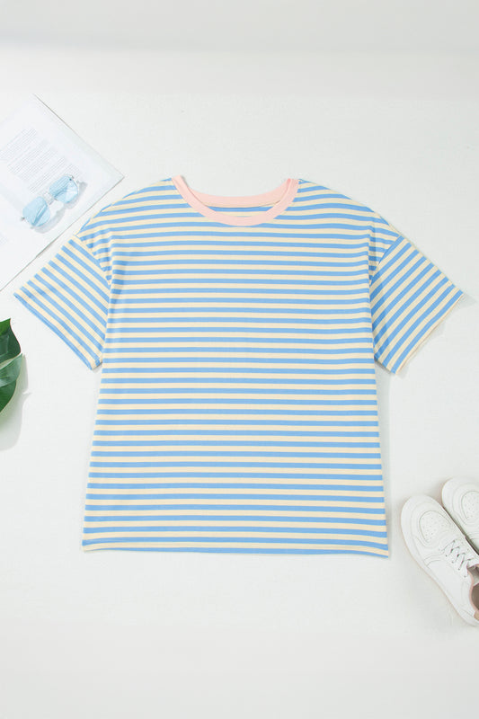 Camiseta de talla grande con rayas celestes, hombros caídos y ribete en contraste con cuello redondo