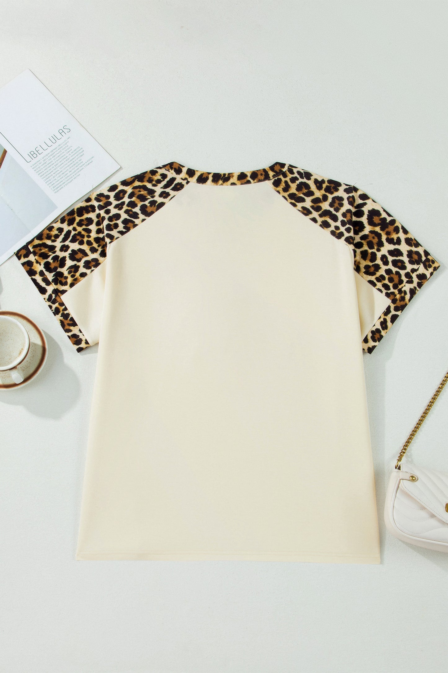 Camiseta polo beige de talla grande con estampado de leopardo y retales en contraste