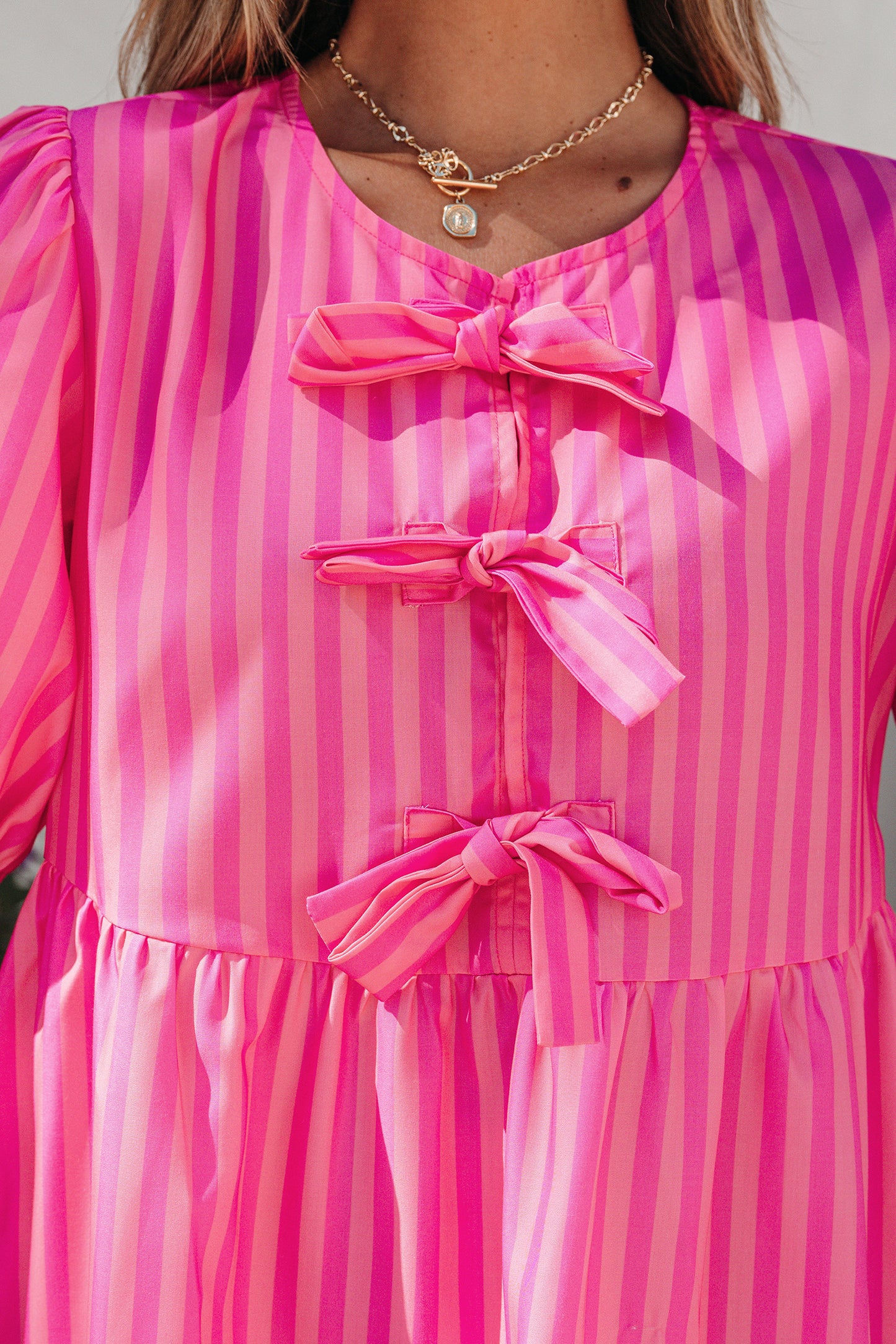 Minivestido con lazo y detalle de manga corta abullonada con estampado de rayas rosas