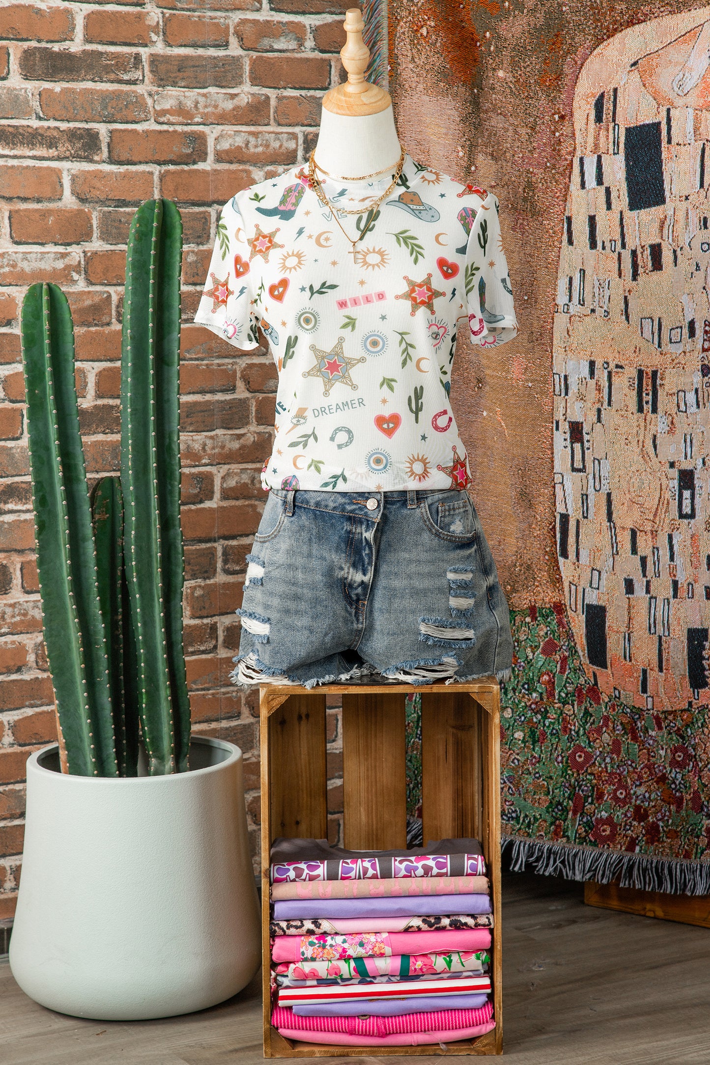 Top de malla transparente con estampado del oeste y el texto "LOVE WILD DREAMER" en blanco