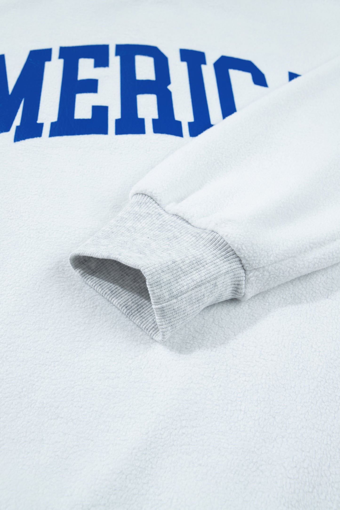 Sudadera gris claro con cuello simulado y gráfico reversible de EE. UU./América
