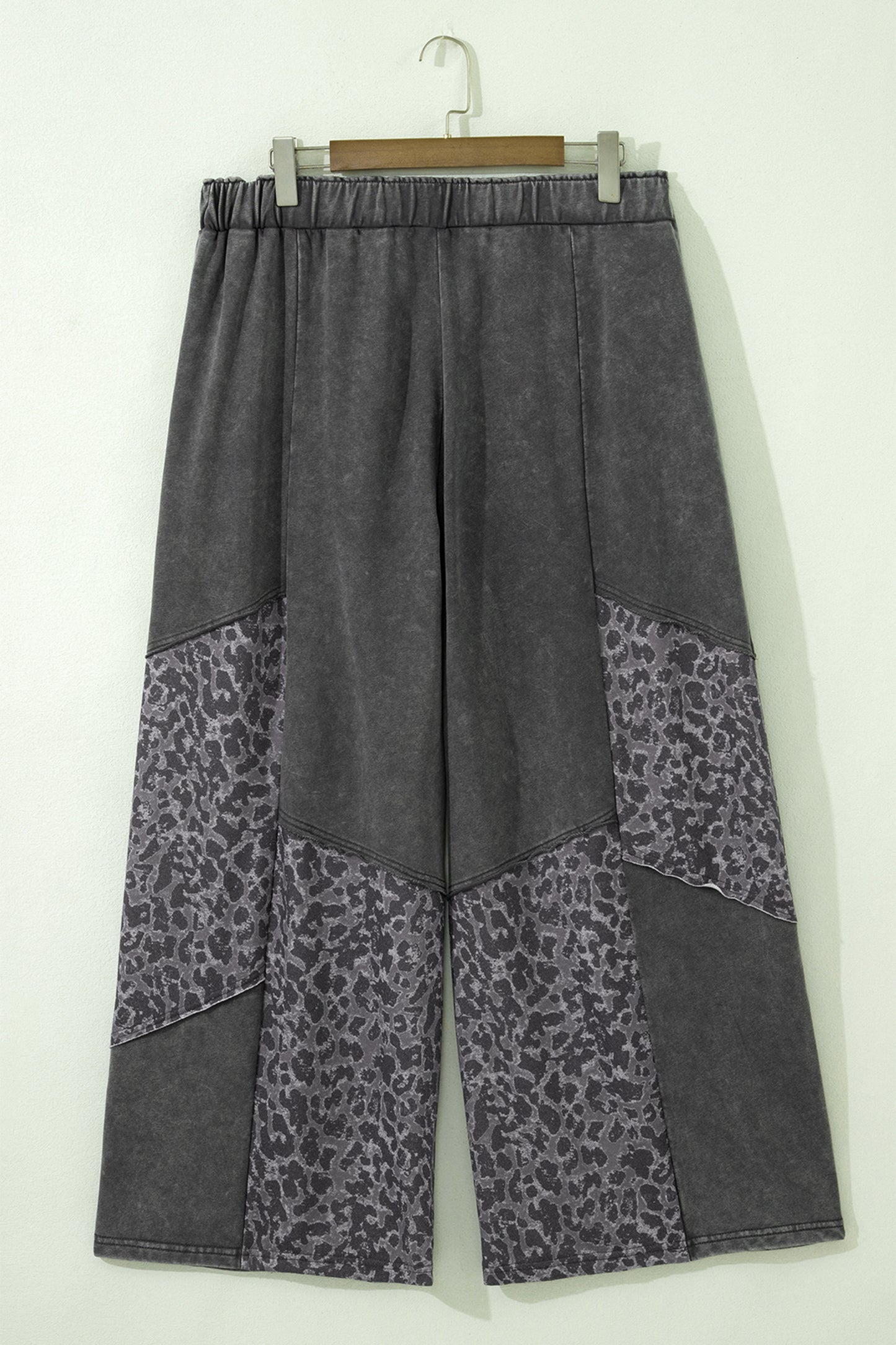 Pantalones de pernera ancha con estampado de leopardo y lavado mineral en gris oscuro de talla grande