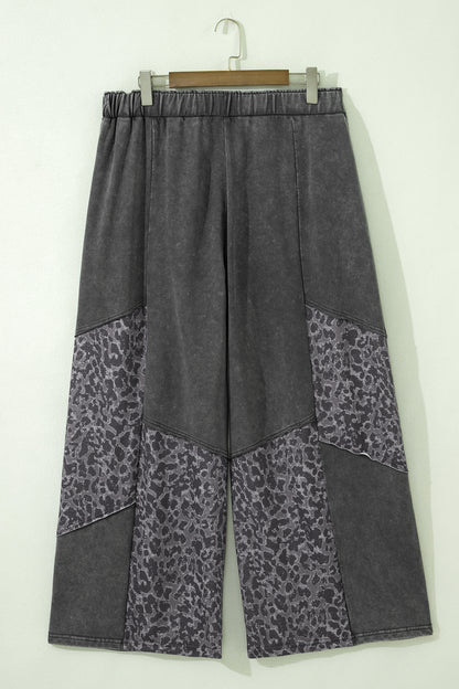 Pantalones de pernera ancha con estampado de leopardo y lavado mineral en gris oscuro de talla grande