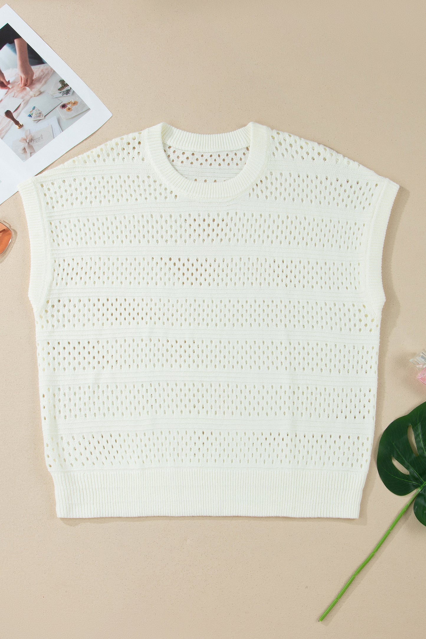 Suéter dolman blanco de manga corta con ojales calados y ribete acanalado, talla grande
