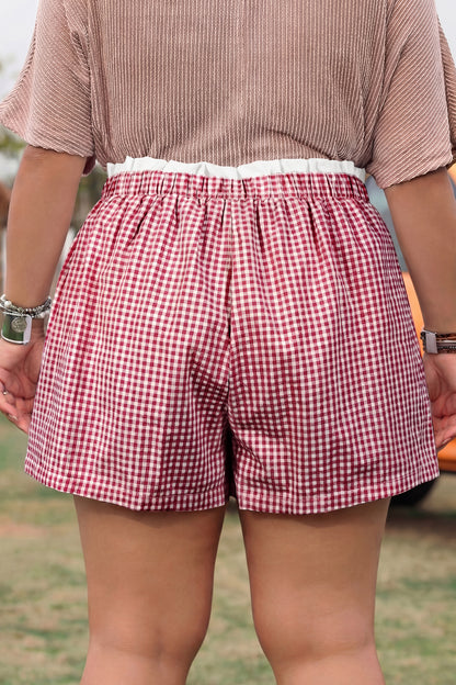 Pantalones cortos de talla grande con estampado a cuadros y ribete de contraste en rojo