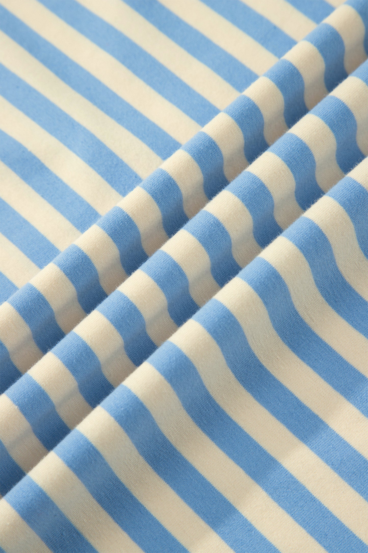 Camiseta de talla grande con rayas celestes, hombros caídos y ribete en contraste con cuello redondo