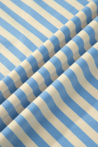 Camiseta de talla grande con rayas celestes, hombros caídos y ribete en contraste con cuello redondo