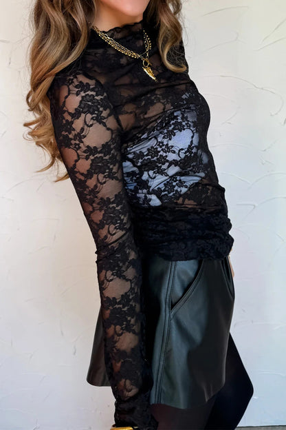 Top de manga larga de encaje floral semitransparente negro con cuello simulado y dobladillo ondulado