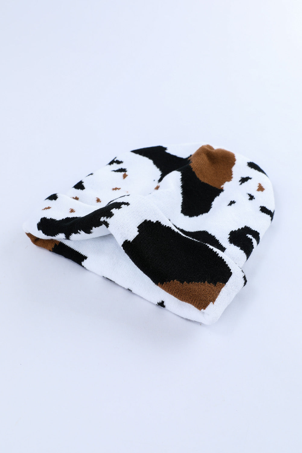 Gorro cálido con estampado de manchas de vaca en negro