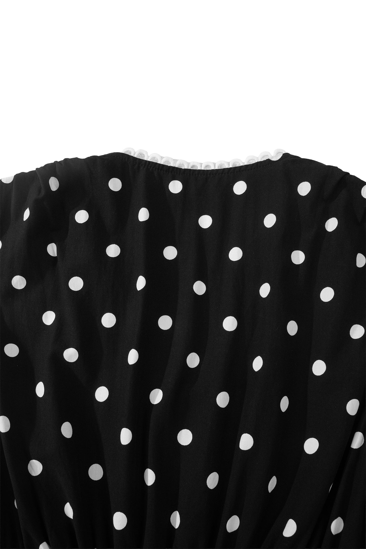 Vestido sin mangas con cremallera, cuello en V, ribete en contraste y estampado de lunares negros