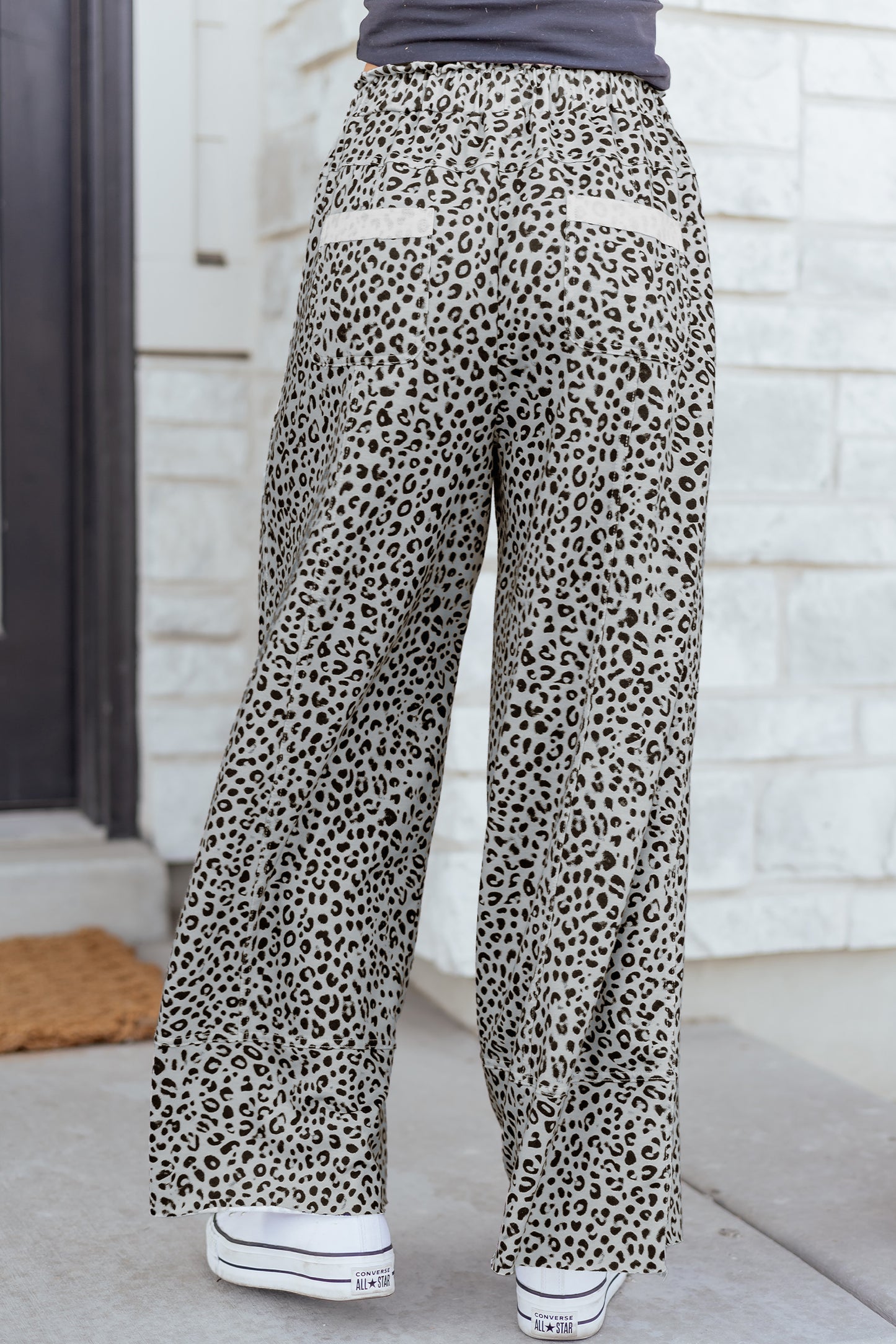 Pantalones anchos de punto de felpa con estampado animal gris