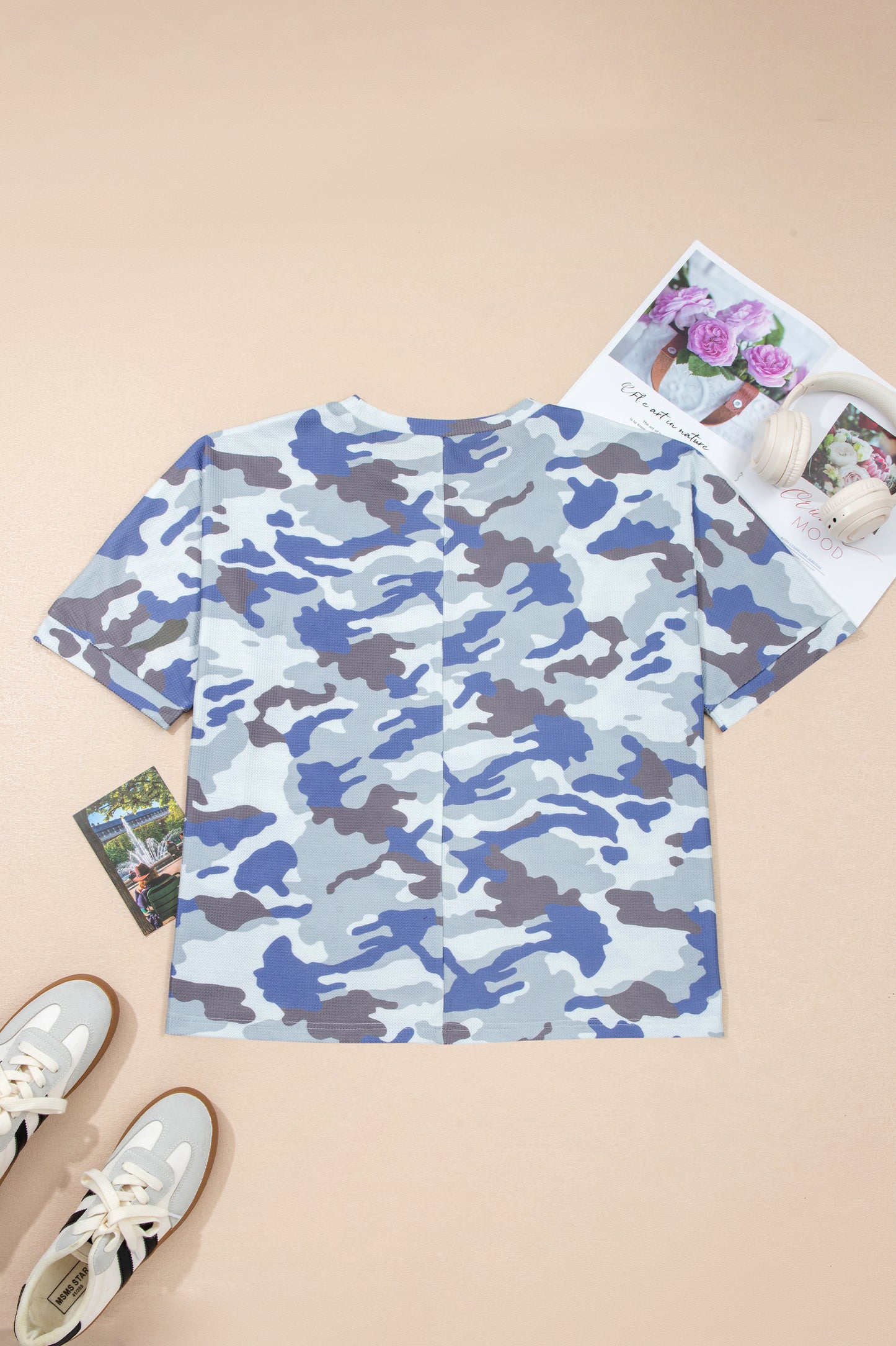 Camiseta casual texturizada de talla grande con estampado de camuflaje gris