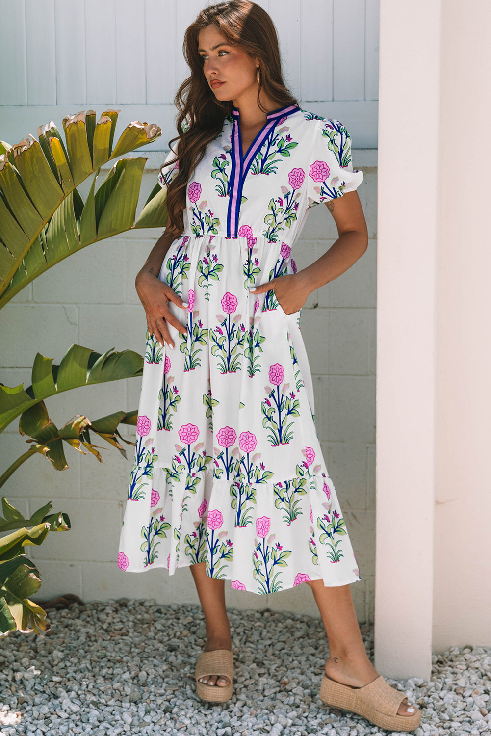 Vestido maxi blanco floral con mangas abullonadas cortas, escote en V y cintura alta