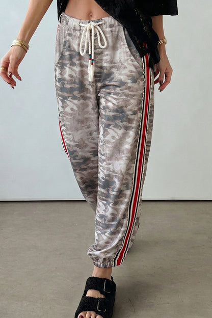 Pantalones con cordón, patchwork de paneles laterales a rayas y estampado de camuflaje caqui