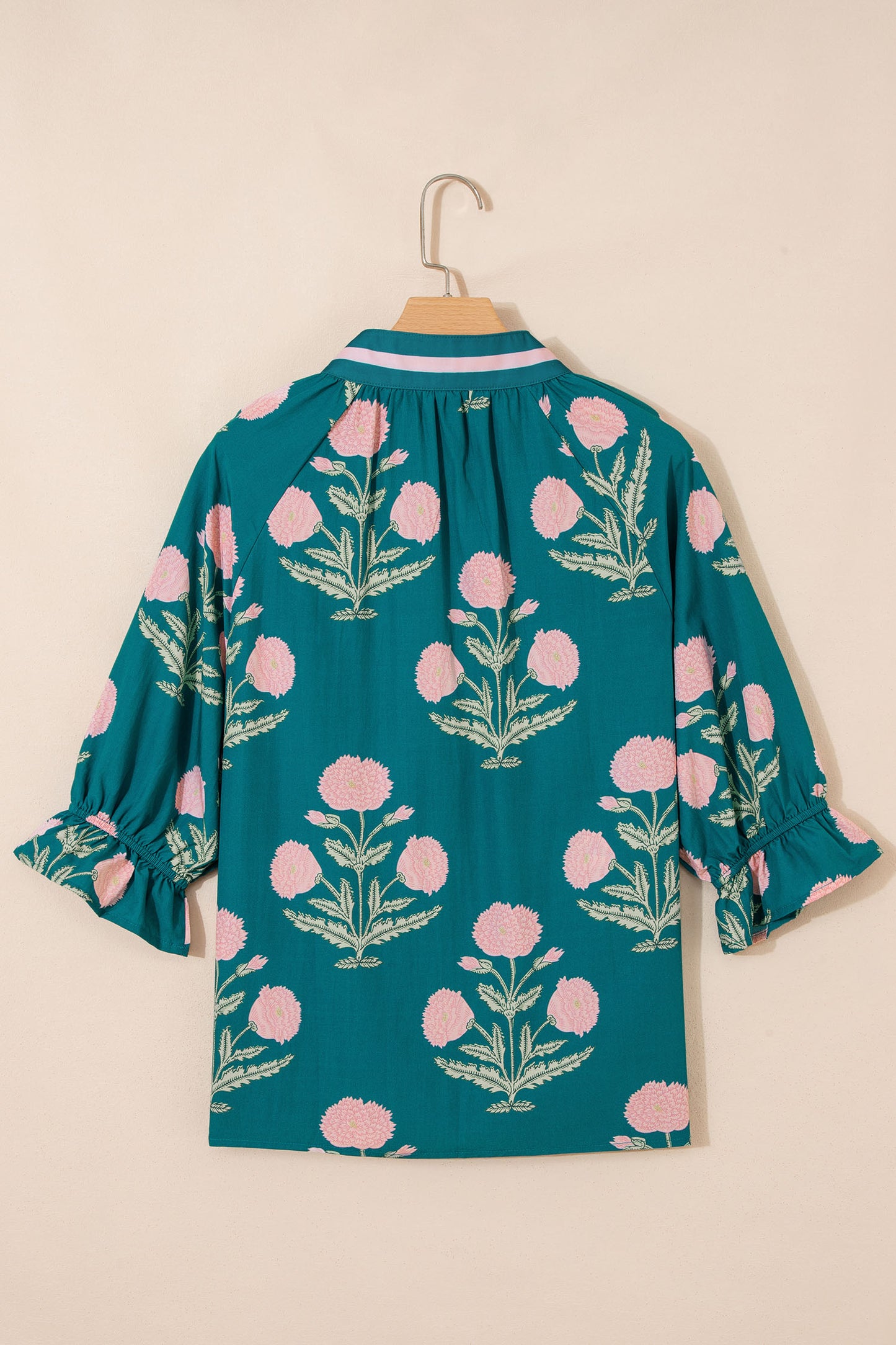 Blusa verde casual con estampado floral silvestre, cuello en V y manga 3/4