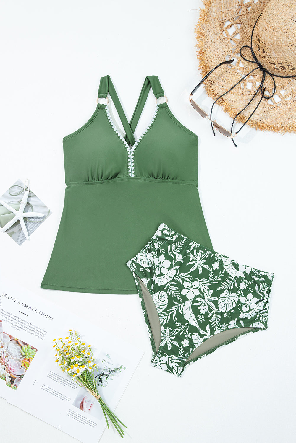Conjunto de 2 piezas de tankini con cuello en V, ribete de ricrac, tirantes anudados en la espalda con aro de trébol de cuatro hojas y short de baño con estampado en contraste.